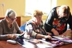Panie tworzą kartki świąteczne